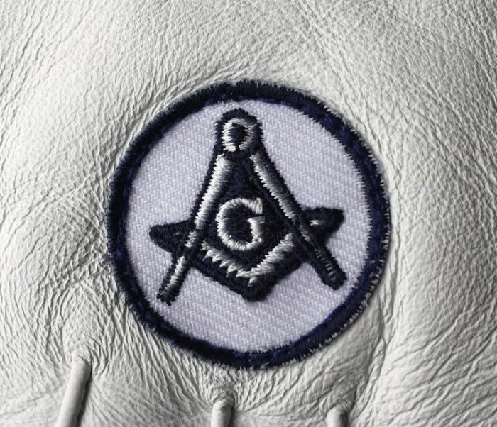 MASTER MASON BLUE LODGE GLOVE - WHITE LEATHER WITH SQUARE & COMPASS G (1)